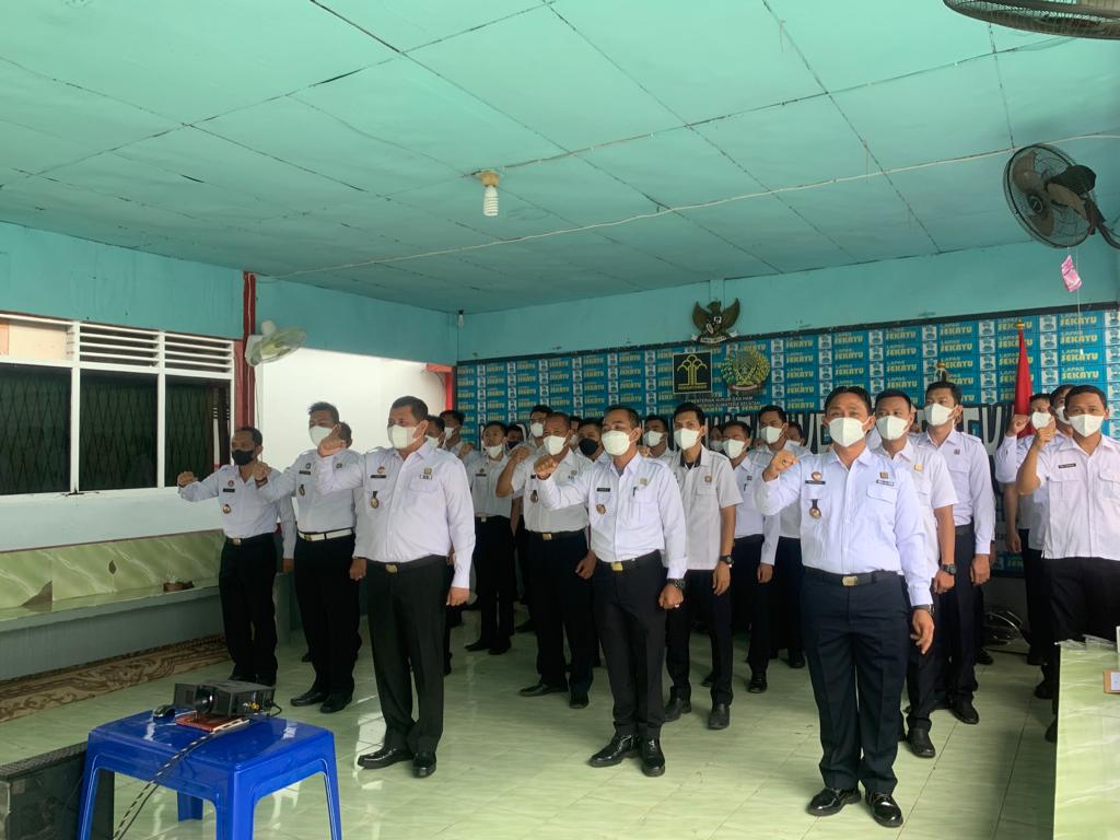 Kalapas Sekayu Ronald Heru Praptama beserta jajaran mengikuti Apel Awal Tahun 2023 bersama Menkumham RI, Yasonna H. Laoly secara virtual, Rabu (4/1/2023)