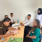 Satreskrim Polres Muba saat menyerahkan tersangka arisan bodong berikut barang bukti ke kejakssaan negeri Kabupaten Muba