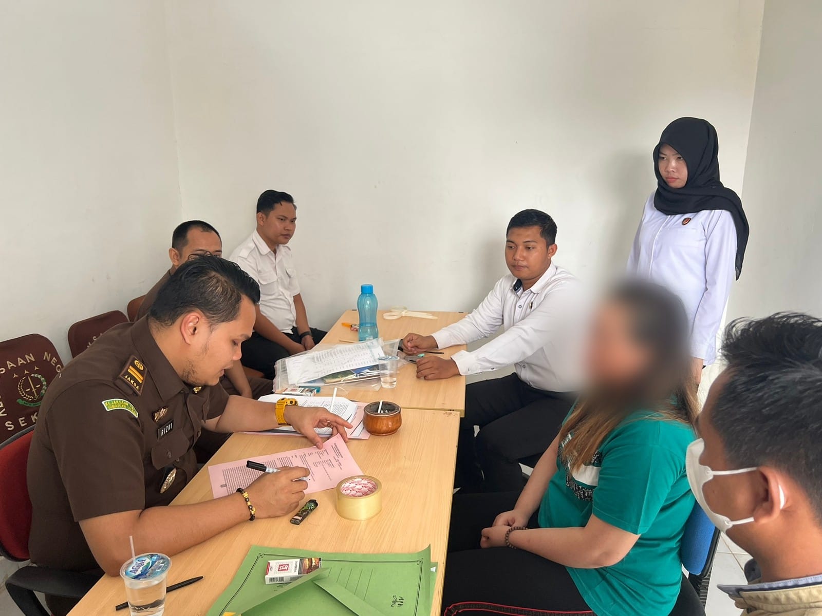 Satreskrim Polres Muba saat menyerahkan tersangka arisan bodong berikut barang bukti ke kejakssaan negeri Kabupaten Muba