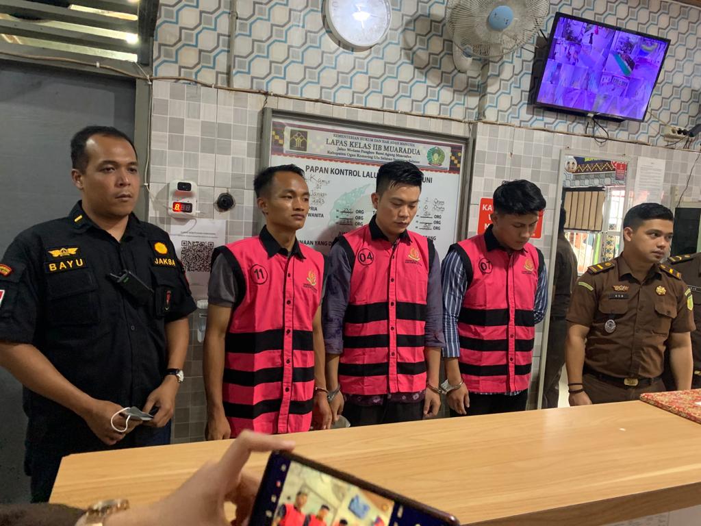 Tim penyidik kejaksaan negeri (Kejari) OKU Selatan melakukan penahanan terhadap tiga tersangka