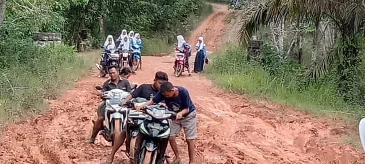 Kondisi jalan penghubung Desa Warga Mulya menuju Desa Tanjung Keputran