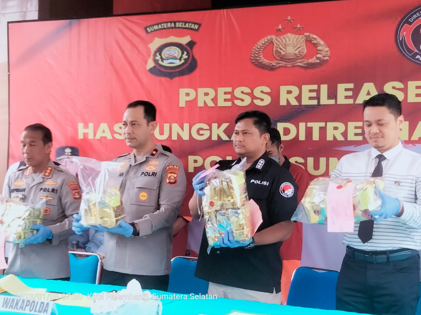 Wakapolda Sumsel Brigjen Pol M Zulkarnain SIK MSI, didampingi Kabid humas Kombes Pol Drs Supriadi MM saat konferensi pers, Kamis (5/1/2023) di Mapolda Sumsel
