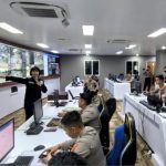 Kompol Masnoni SIK saat memberikan pelatihan tentang patroli siber, Kamis (5/1/2023) di lantai 4 gedung presisi Mapolda Sumsel