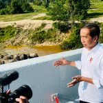 Presiden Joko Widodo setelah melihat perlintasan gajah di KM 12 ruas tol Pekanbaru-Dumai, pada Kamis, 5 Januari 2023. Foto: BPMI Setpres.