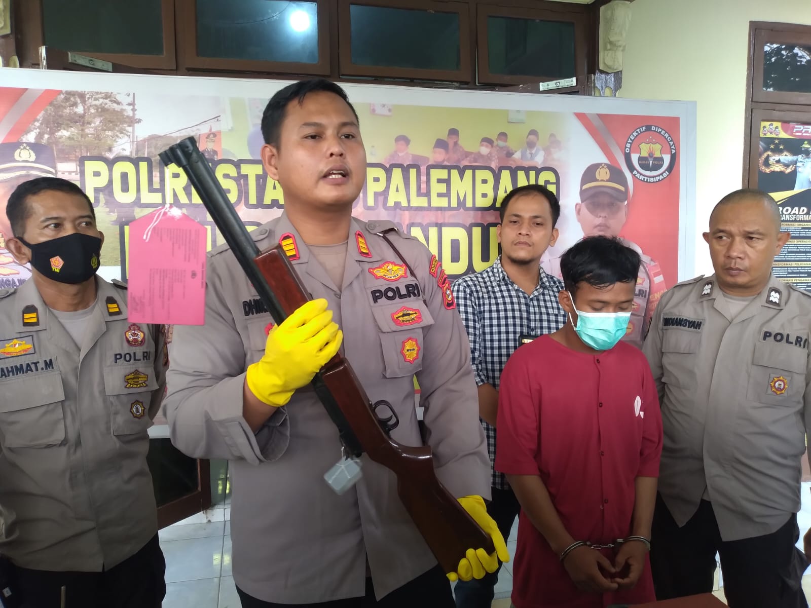 Kapolsek Gandus Palembang AKP Wanda Dira Bernard saat konferensi pers di depan wartawan, Jumat (6/1/2023)
