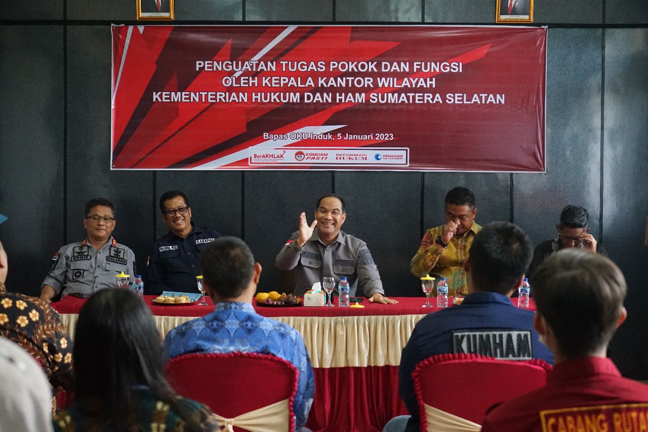 Kakanwil Kemenkumham Sumsel, Dr Ilham Djaya saat kunjungan kerja ke Balai Pemasyarakatan (Bapas) Kelas II OKU Induk