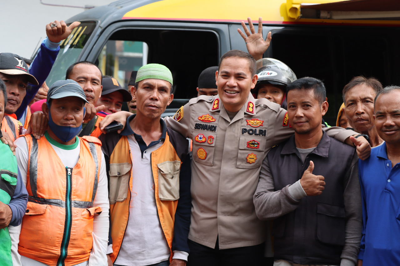 Kapolres Muba, AKBP Siswandi SIK SH MH saat bertemu tukang ojek dan tukang becak, Jumat (6/1/2023) di Pasar Perjuangan Sekayu