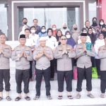Irwasda Polda Sumsel dan PJU Polda Sumsel berfoto bersama PHL dan office boy Polda Sumsel, Juma (6/1/2023)