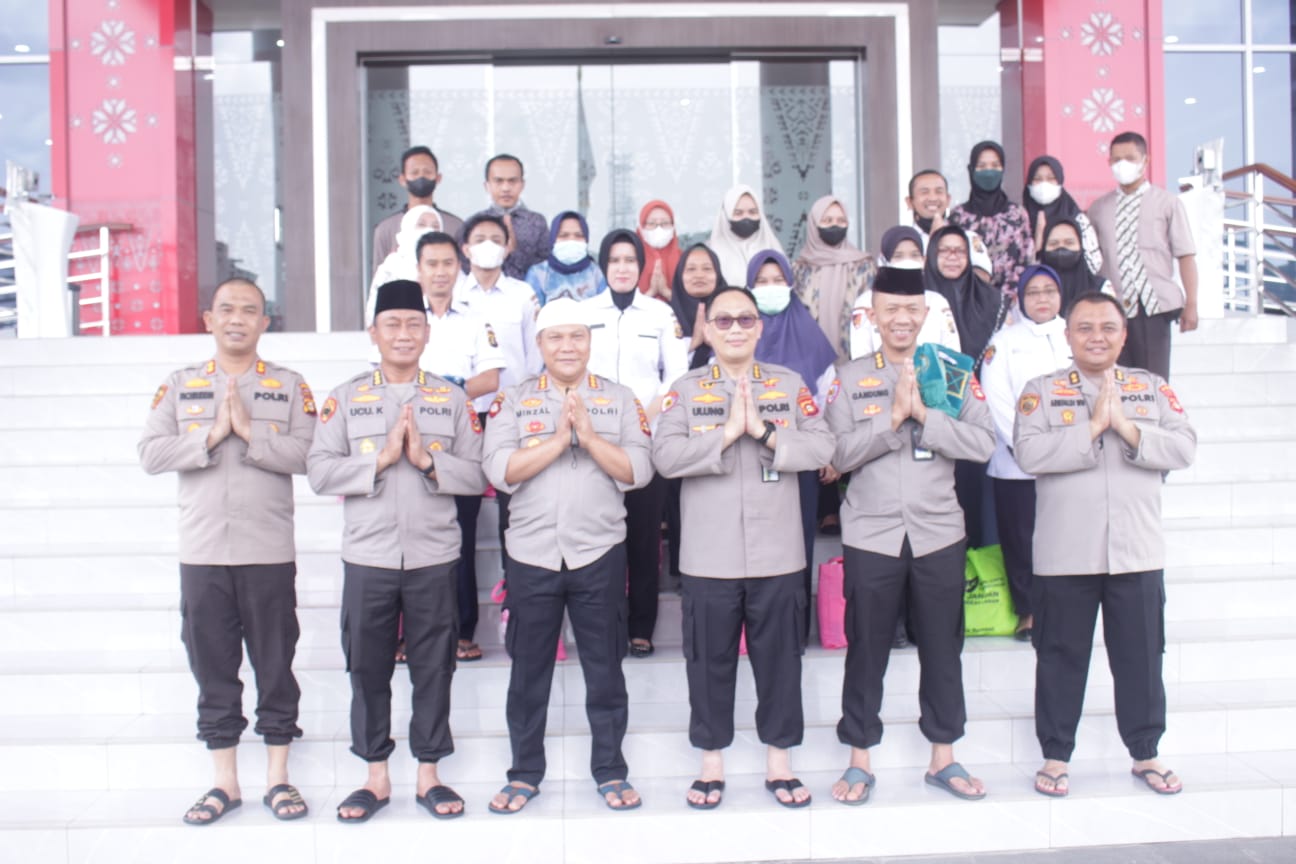 Irwasda Polda Sumsel dan PJU Polda Sumsel berfoto bersama PHL dan office boy Polda Sumsel, Juma (6/1/2023)