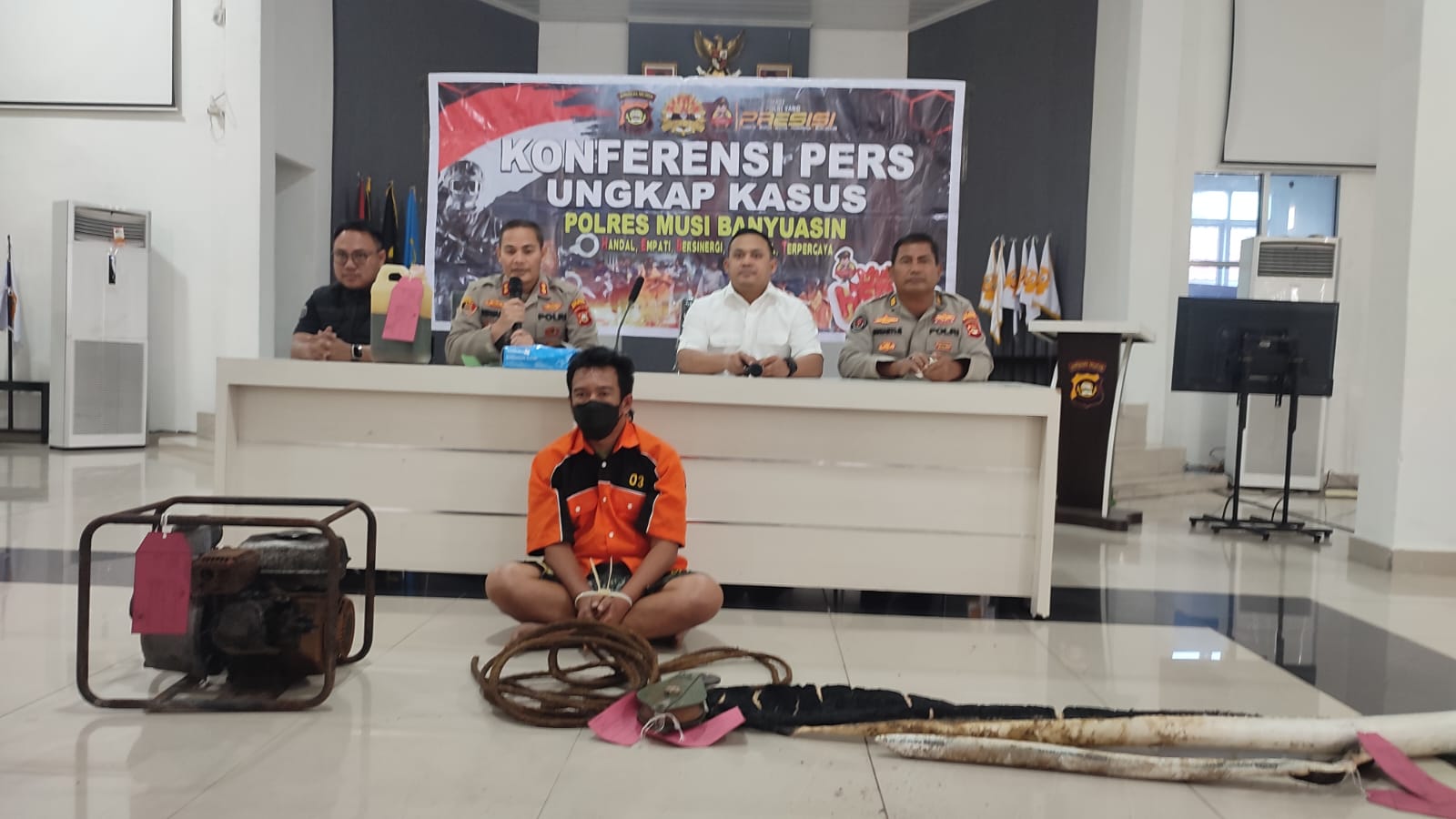 AH, tersangka pemilik suur ilegal saat diamankan Polres Muba