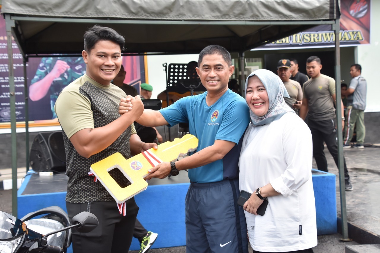Danrem 044/Gapo Brigjen TNI M. Naudi Nurdika SIP MSi MTr  (Han) memberikan hadiah bagi pemenang jalan santai dalam rangka HUT ke-77 Kodam II/Swj, Jumat )6/1/2023)