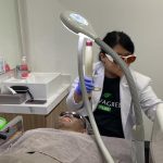 Dokter saat memberikan treatment di Naavagreen Plus Natural Skin Care Palembang