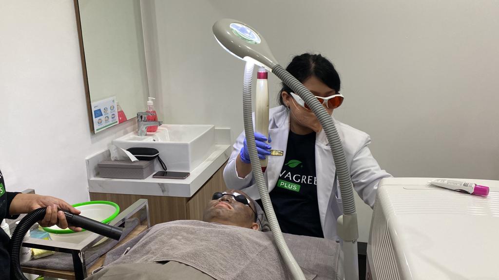 Dokter saat memberikan treatment di Naavagreen Plus Natural Skin Care Palembang