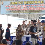 Ditpolairud Polda Sumsel saat Jumat Curhat dan berbagi bersama masyarakat pesisir Sungai Musi Palembang, Jumat (6/1/2023)