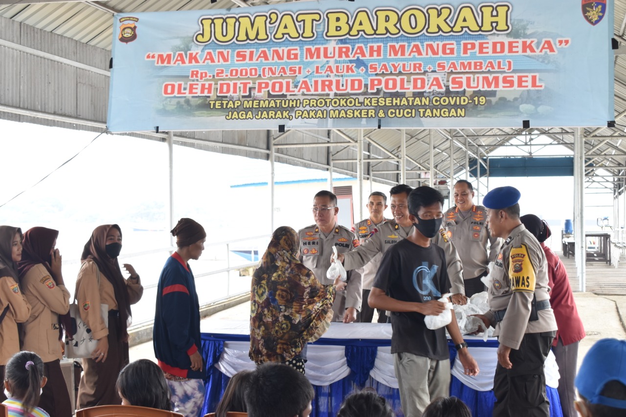 Ditpolairud Polda Sumsel saat Jumat Curhat dan berbagi bersama masyarakat pesisir Sungai Musi Palembang, Jumat (6/1/2023)