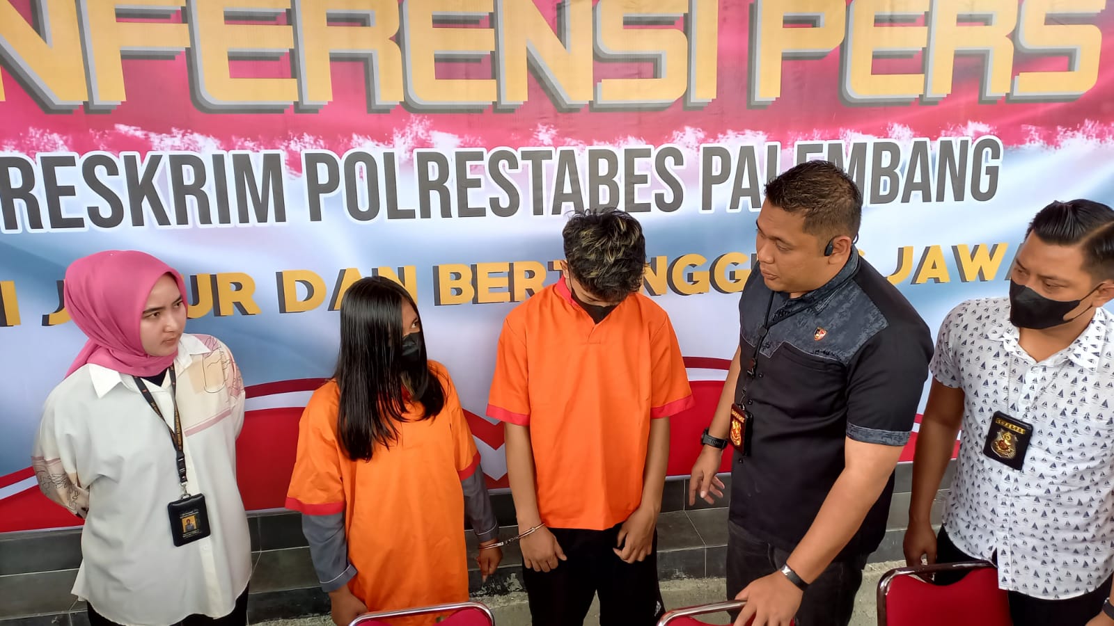 Dua sejoli sebagai mucikari saat diamankan UPPA Polrestabes Palembang karena terlibat prostitusi online
