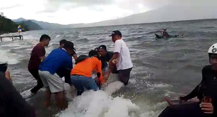 Tim SAR Gabungan saat mengevakuasi Riko (27), wisawatan yang tenggelam saat liburan di Pantai Pelangi, Desa Padang Ratu, Kecamatan banding Agung, OKU Selatan, Sabtu (07/01/2023) sore