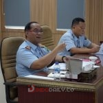 Kakanwil Kemenkumham Sumsel Ilham Djaya memimpin rapat evaluasi dan rencana kinerja khususnya pada Divisi Pelayanan Hukum dan HAM, Senin (9/1/2023)