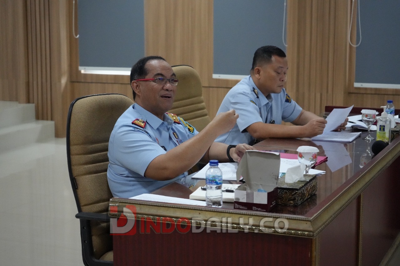 Kakanwil Kemenkumham Sumsel Ilham Djaya memimpin rapat evaluasi dan rencana kinerja khususnya pada Divisi Pelayanan Hukum dan HAM, Senin (9/1/2023)