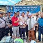 Tim Security dan Tim CSR PT Sampoerna Agro Tbk melakukan hakti sosial di Desa Embacang, Kecamatan Mesuji Raya, OKi dalam rangka HUT ke-42 Satpam