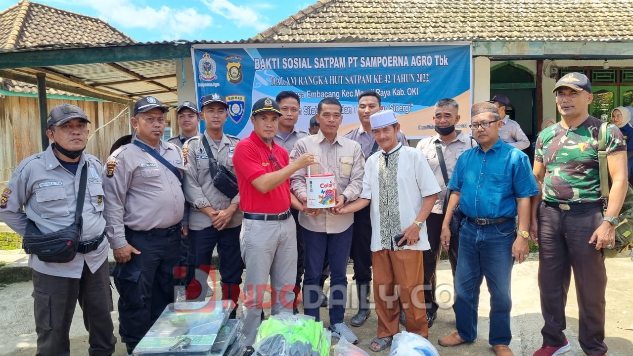 Tim Security dan Tim CSR PT Sampoerna Agro Tbk melakukan hakti sosial di Desa Embacang, Kecamatan Mesuji Raya, OKi dalam rangka HUT ke-42 Satpam