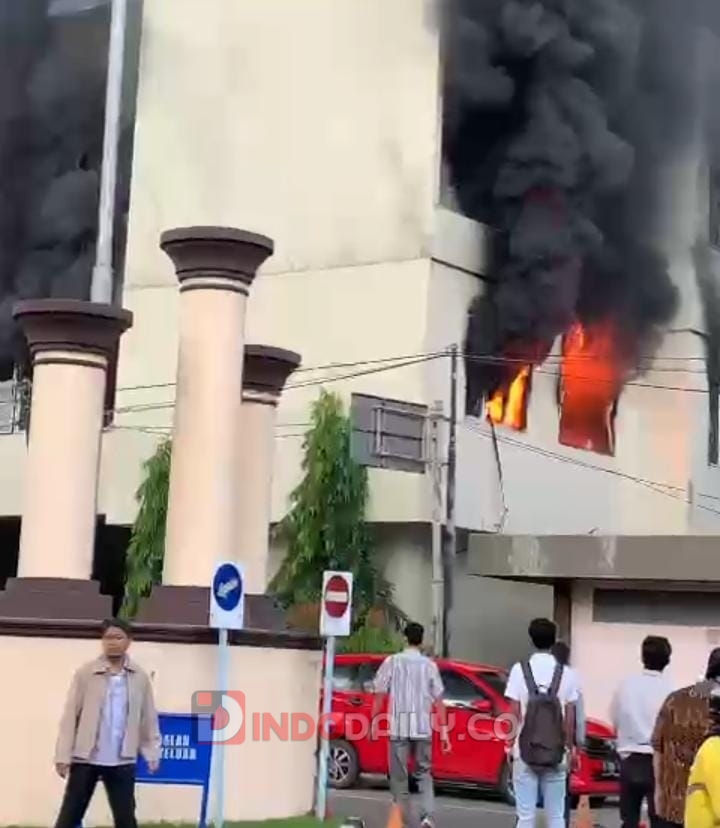 Gedung riset center Politeknik Negeri Sriwijaya di Jalan Srijaya Negara terbakar, Selasa (10/1/2023)