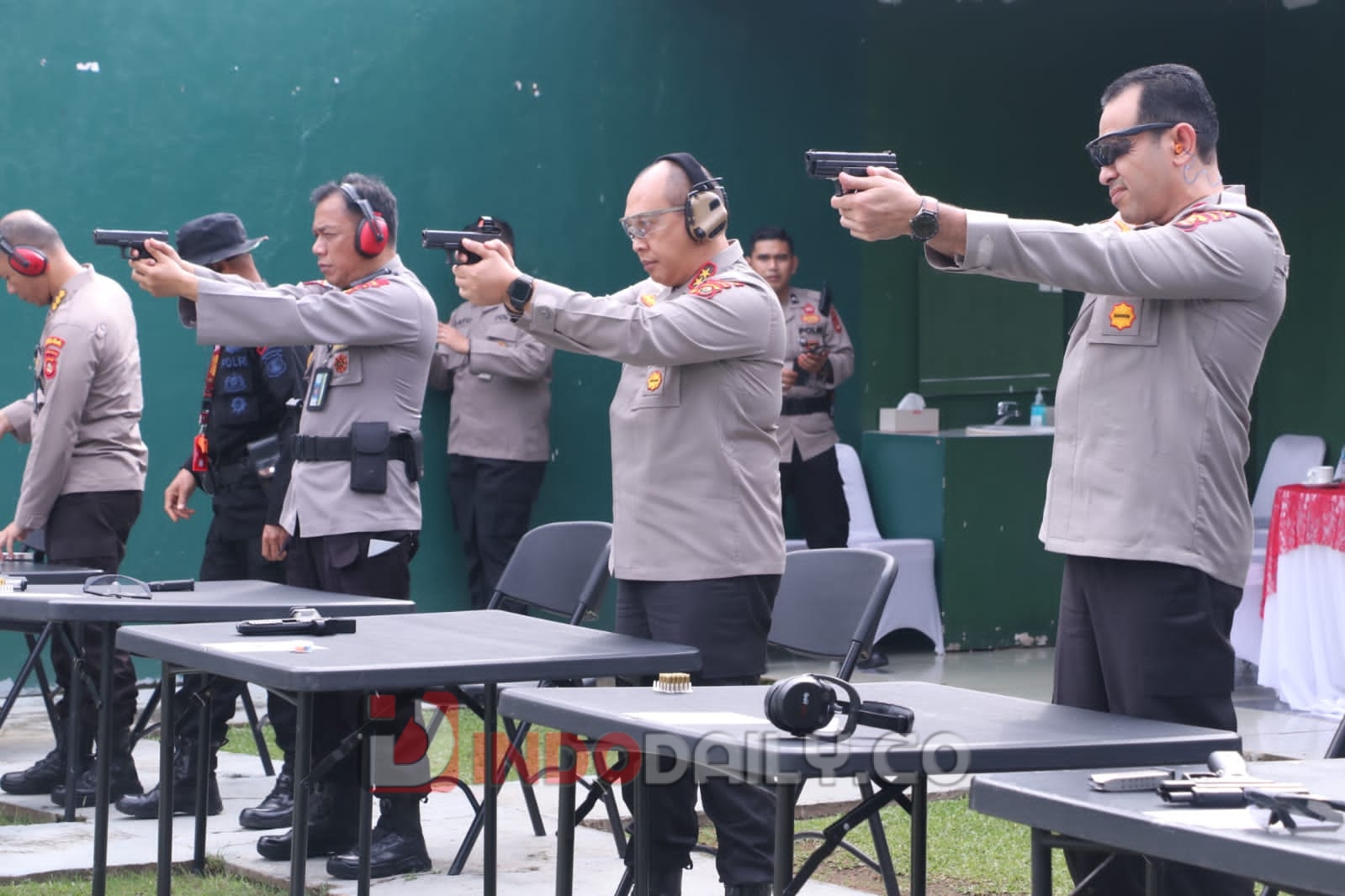 Kapolda Sumsel Irjen Pol A.Rachmad Wibowo SIK bersama Wakapolda Sumsel Brigjen Pol M Zulkarnain SIK MSi, Selasa (10/1/2023) di Lapangan Tembak Kerta Kerma Polda Sumsel
