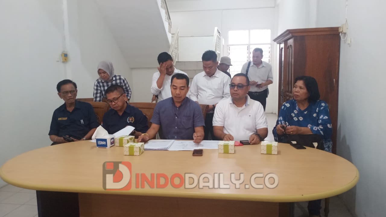 Kuasa Hukum Asnaini Khamsin, Suwito Winoto saat jumpa pers di Kantor DPC Federasi Advokat RI [Ferarri] Kota Palembang, Senin [9/1/2023]