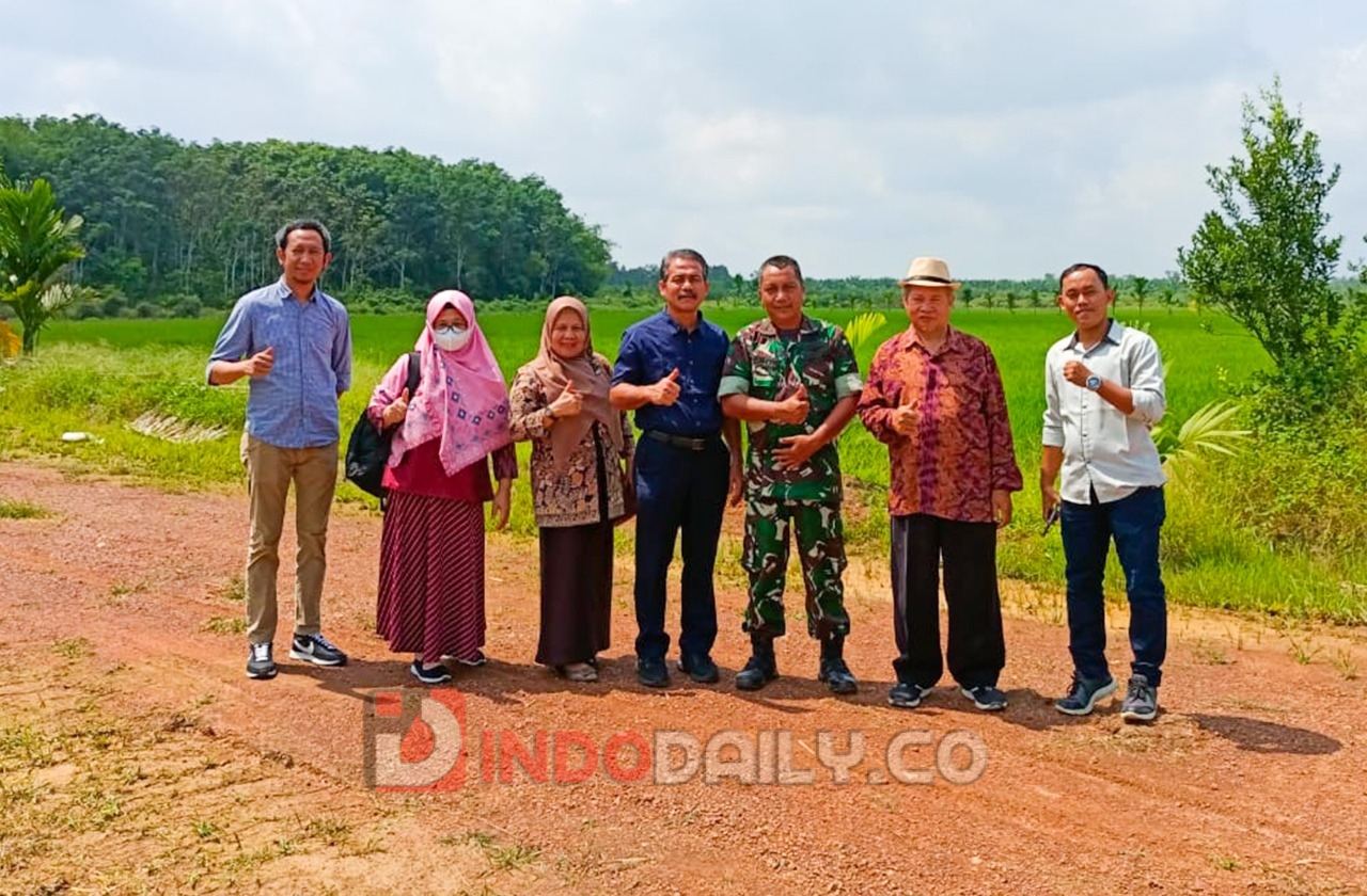 Kasiter Kasrem 044/Garuda Dempo Kolonel Inf Debok Sumantokoh SH melakukan peninjauan ke Agrowisata Tekno 44 di Desa Gelebek Dalam Kecamatan Rambutan Kabupaten Banyuasin