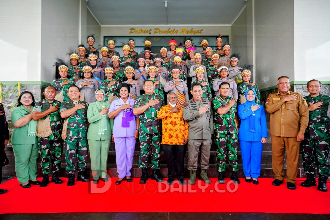 Kapolri Jenderal Listyo Sigit Prabowo, Panglima TNI Laksamana Yudo Margono beserta Kepala Staf TNI, AD, AL, AU menggelar silaturahmi bersama dengan Forkopimda dan lintas elemen masyarakat di Papua Barat, Selasa (19/1/2023)
