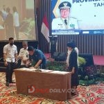 Penandatanganan Kesepakatan Bersama (MOU) antara Pemprov Sumsel - ICRAF Indonesia oleh Gubernur Sumatera Selatan H. Herman Deru dan Direktur ICRAF Indonesia Dr. Sonya Dewi, tentang Bentang Lahan Berkelanjutan Untuk Penanganan Perubahan Iklim, Ketahanan Pangan, dan Kesetaraan Gender Khususnya pada Ekosistem Gambut Sumsel (Dok. Humas ICRAF / Indodaily.co)