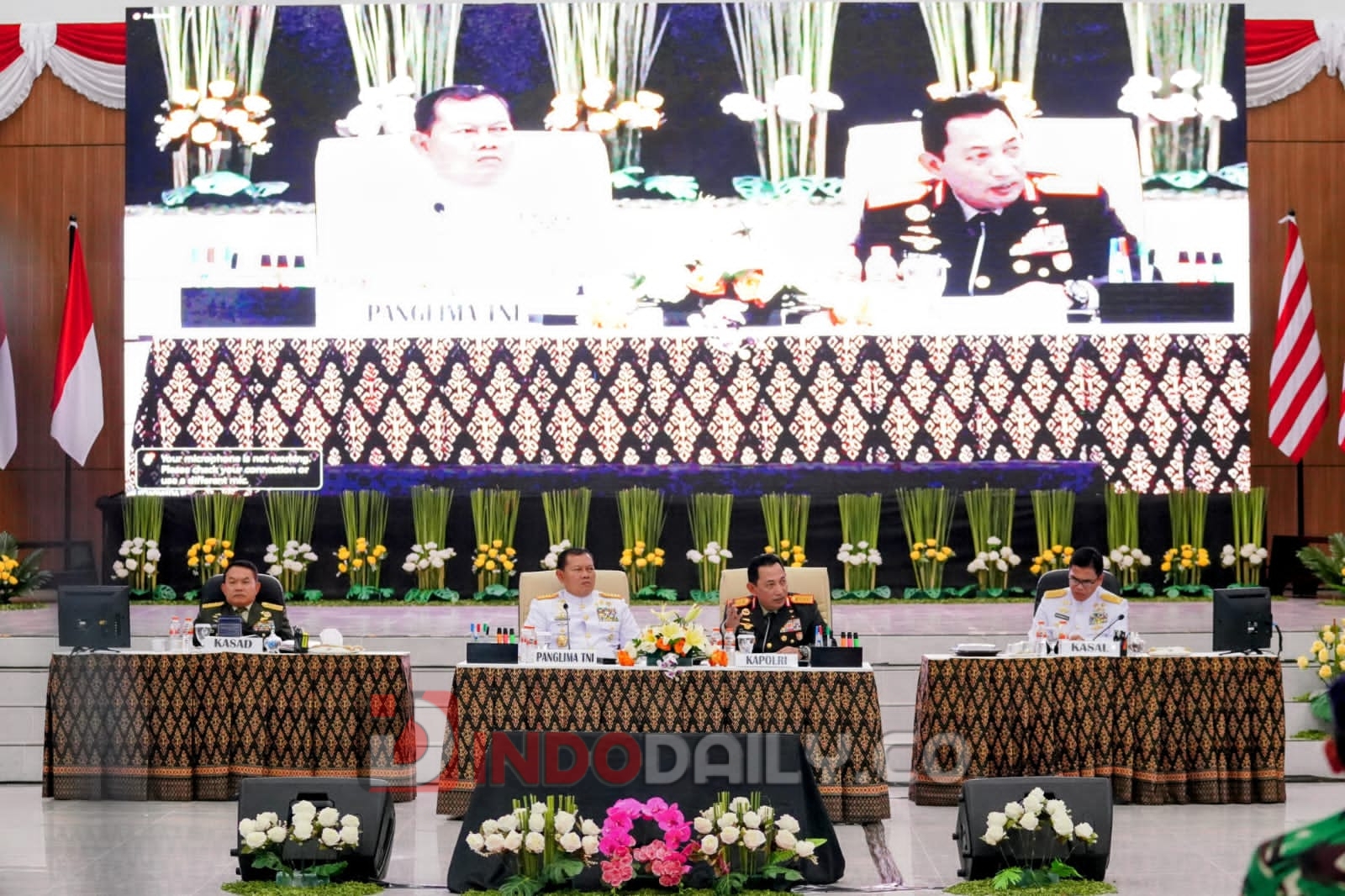 Kapolri Listyo Sigit Prabowo saat pengarahan kepada prajurit TNI-Polri Satgas Ops wilayah Sorong yang merupakan rangkaian kunjungan kerjanya di Tanah Papua bersama Panglima TNI Laksamana Yudo Margono beserta Kepala Staf Angkatan Darat, Angkatan Laut dan Angkatan Udara, Rabu (11/1/2023)