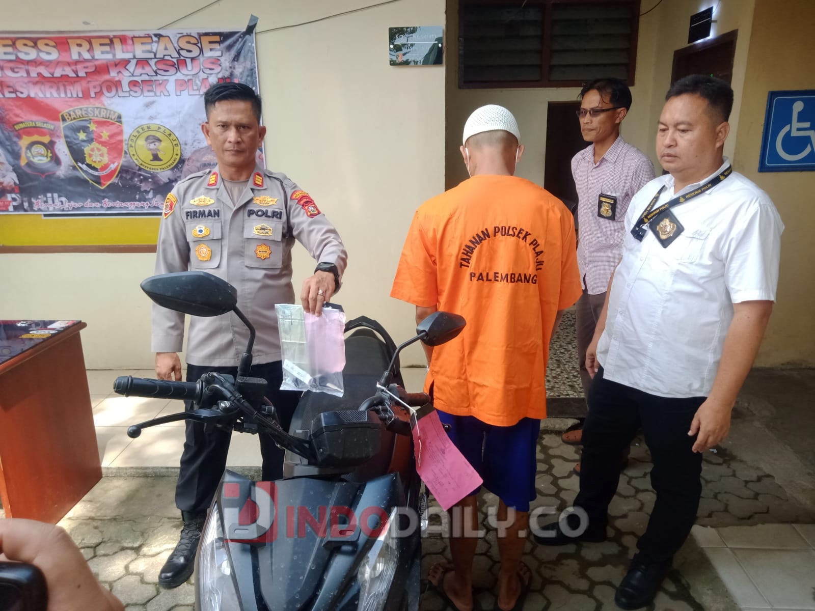 Ayong Akbar (23) warga Desa Tanah Lembak, Kecamatan Rambutan, Kabupaten Banyuasin, penadah hasil motor curian saat dibekuk polisi