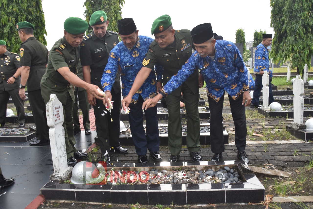 Keluarga Besar Penerangan Kodam II/Sriwijaya melaksanakan Ziarah rombongan ke Taman Makam Pahlawan (TMP) Ksatria Ksetra Siguntang (KKS), Rabu (11/01/2023)