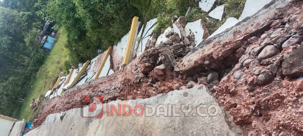 Kondisi pagar Pasar Pandik akibar disambar petir