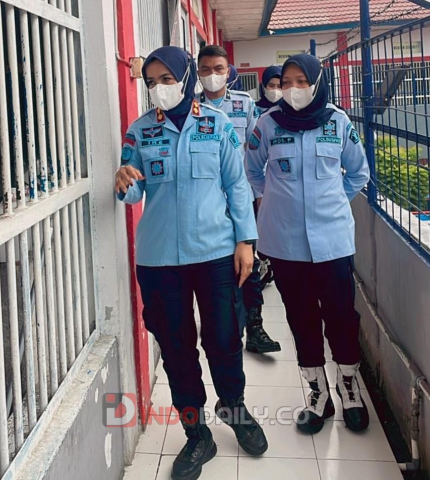 Kalapas Perempuan Kelas IIA Palembang Kemenkumham Sumsel, Ike Rahmawati dan jajaran turun langsung saat pengecekan blok hunian pasca pemindahan 2 orang napi dengan kategori narapidana beresiko tinggi, Kamis (12/1/2023)