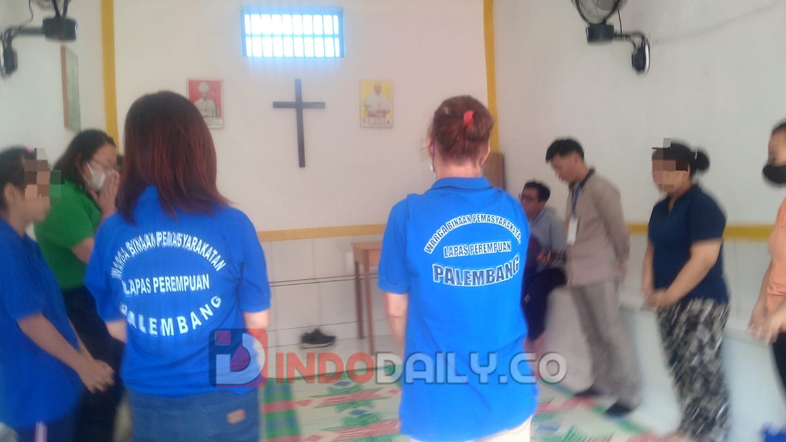 warga binaan Lapas Perempuan Palembang Kemenkumham Sumsel menerima pelayanan penginjilan dari Gereja Sidang Jemaat Allah, Jumat (13/11/2023) di Gereja Lapas.