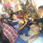 Kanit Satreskrim Polsek Indralaya IPDA Zulkarnain Afianata bersama anggota saat melakukan pengamanan barang bukti Miras