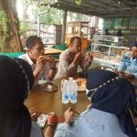 Kepala Lapas Perempuan Palembang Kemenkumham Sumsel, Ike Rahmawati saat berbincang santai dengan Kapolsek Ilir Barat I Kompol Rian Suhedi di Teras Cafe Lapas Perempuan Palembang