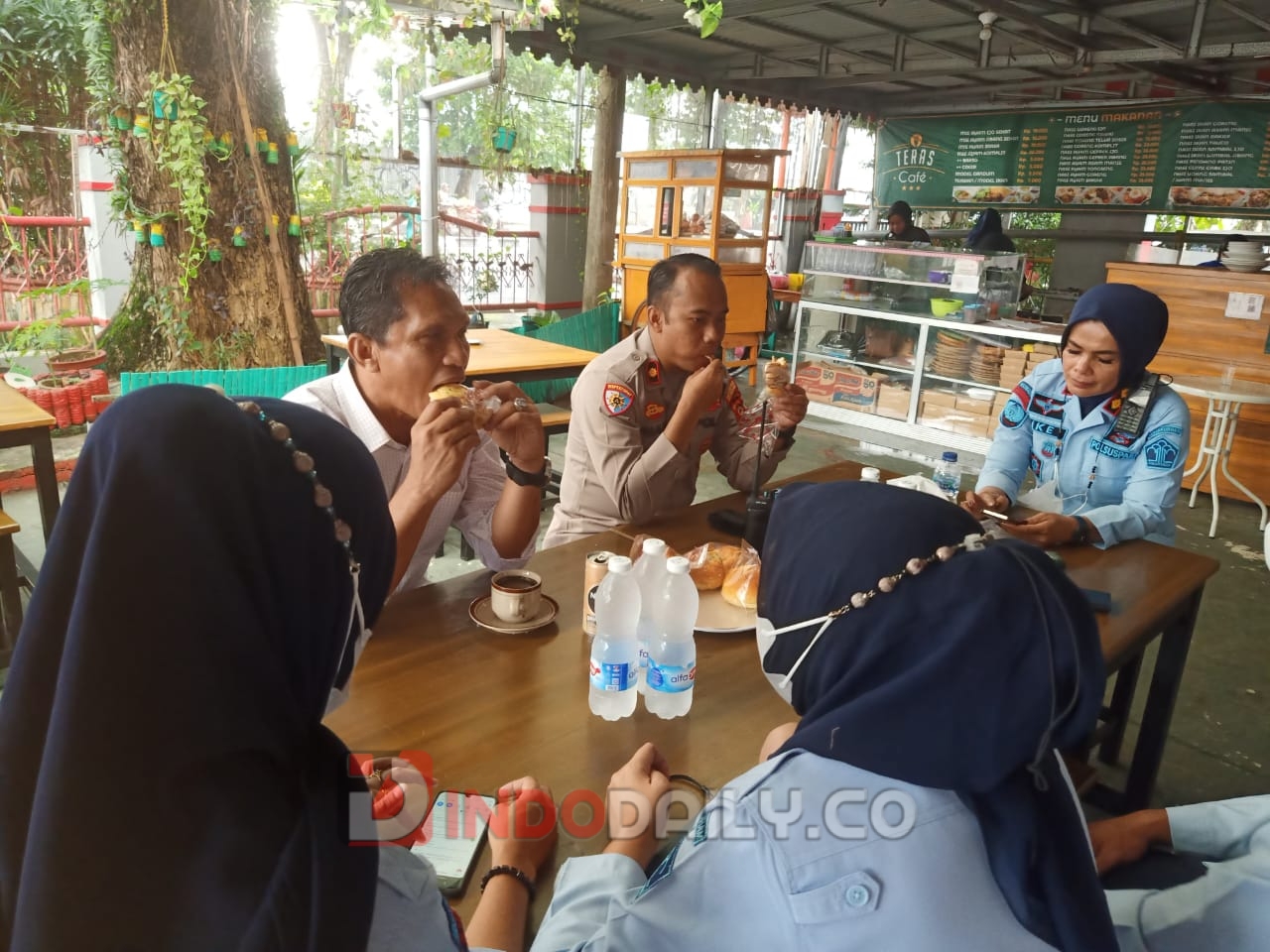Kepala Lapas Perempuan Palembang Kemenkumham Sumsel, Ike Rahmawati saat berbincang santai dengan Kapolsek Ilir Barat I Kompol Rian Suhedi di Teras Cafe Lapas Perempuan Palembang