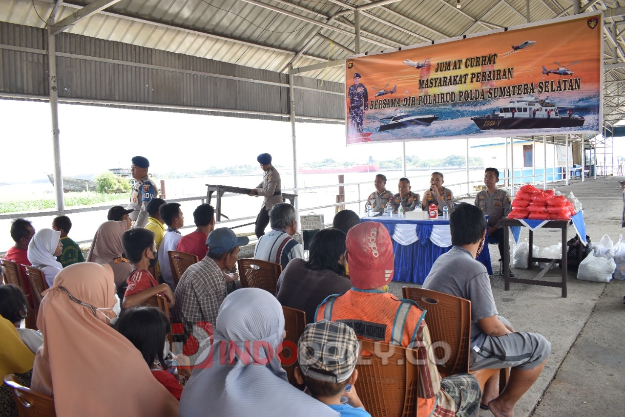 Polda Sumsel kembali menggelar Jumat Curhat dan berbagi bersama masyarakat pesisir Sungai Musi Palembang, Jum'at (13/1/2023)