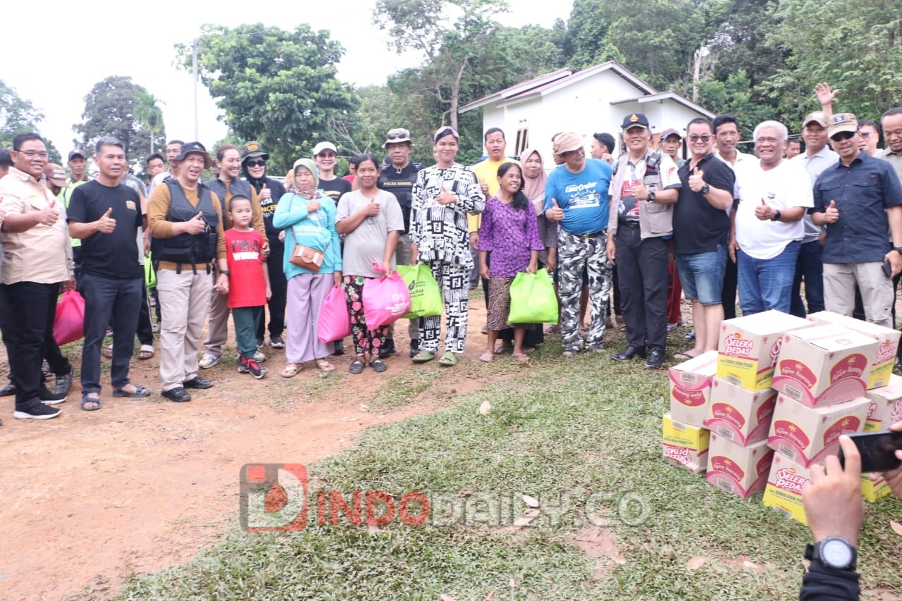 Kapolda Sumsel, Irjen Pol A Rachmad WIbowo SIK saat mengunjungi warga Desa Air Hitam, Kecamatan Gandus, Sabtu (14/1/2023)