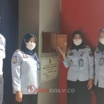 Kasubsi Keamanan, Fristi Handayani  beserta staf dan petugas pengamanan membuka Kotak Layanan Pengaduan Masyarakat di P2U dengan hasil NIHIL, Senin (16/1/2023).