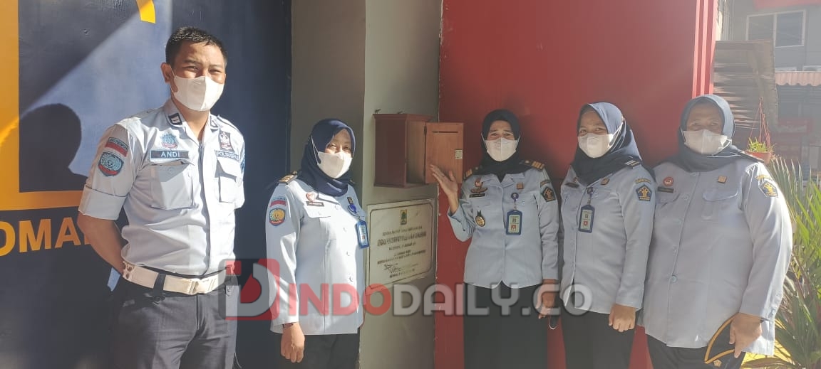 Kasubsi Keamanan, Fristi Handayani  beserta staf dan petugas pengamanan membuka Kotak Layanan Pengaduan Masyarakat di P2U dengan hasil NIHIL, Senin (16/1/2023).