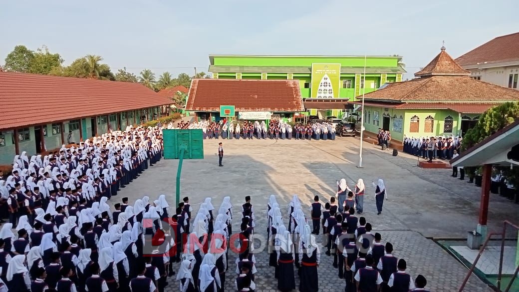 Polsek Tanjung Raja melaksanakan giat upacara di sekolah-sekolah di Kecamatan Tanjung Raja Kabupaten Ogan Ilir, Senin (16/01/2023)