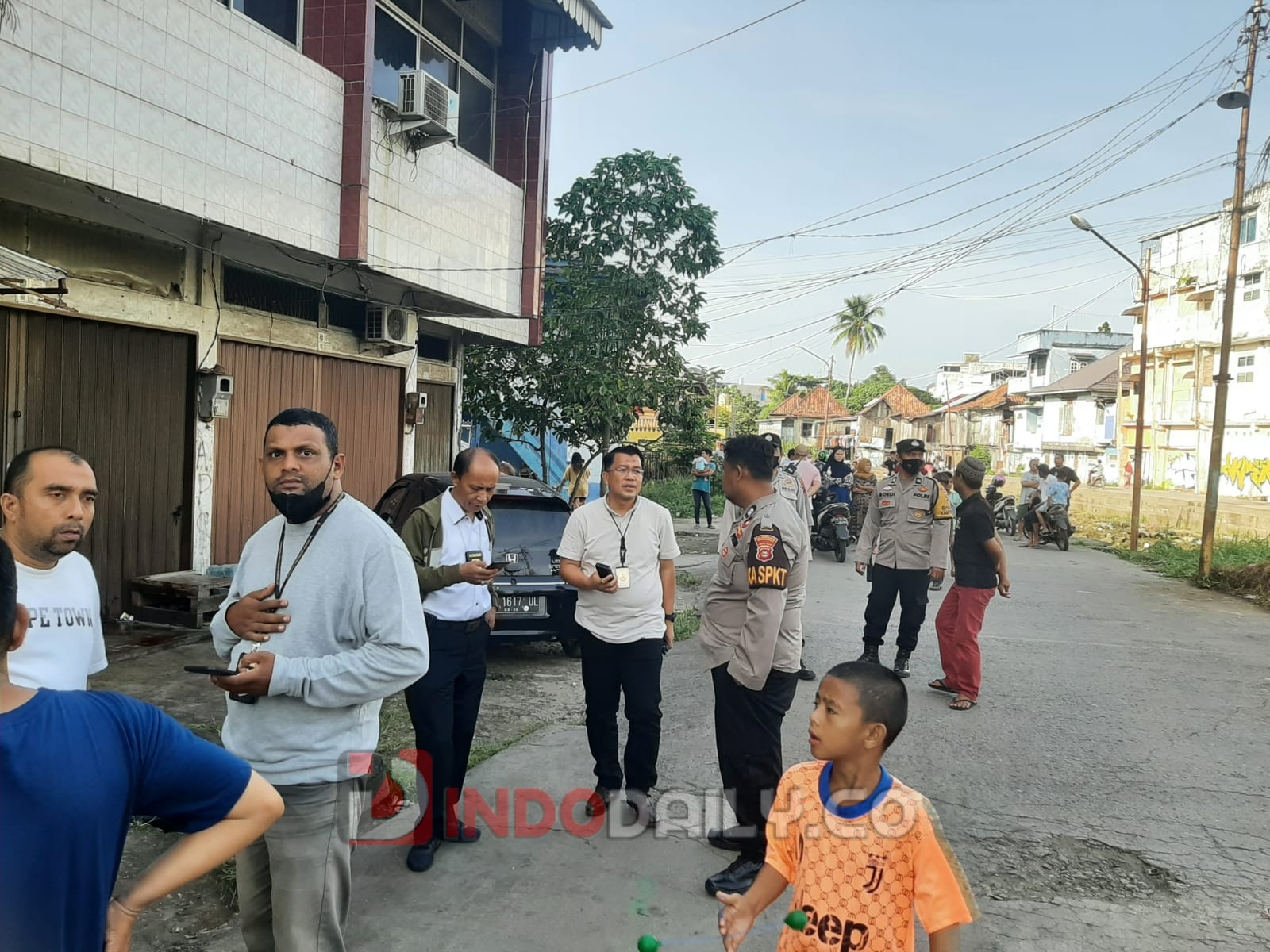Anggota Satreskrim Polrestabes Palembang saat melakukan olah TKP, Senin (16/1/2023)