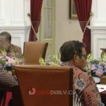 Presiden Joko Widodo saat menerima sejumlah menteri untuk membahas secara khusus tentang hasil temuan Tim Penyelesaian Non-yudisial Pelanggaran HAM Berat Masa Lalu (PPHAM) di Istana Merdeka, Jakarta, Senin, (16/1/2023) Foto: BPMI Setpres