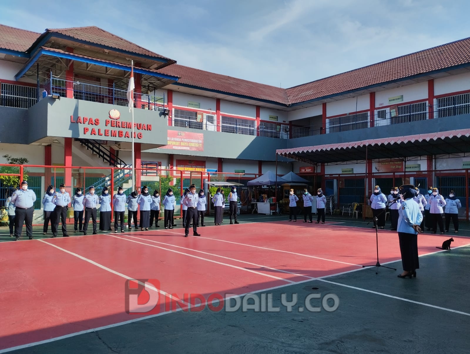 Kalapas Pemasyarakatan Perempuan Kelas llA Palembang Kemenkumham Sumsel, Ike Rahmawati saat nemimpin apel pagi sekaligus memberikan arahan kepada para pegawai lapas, Senin (16/1/2023)