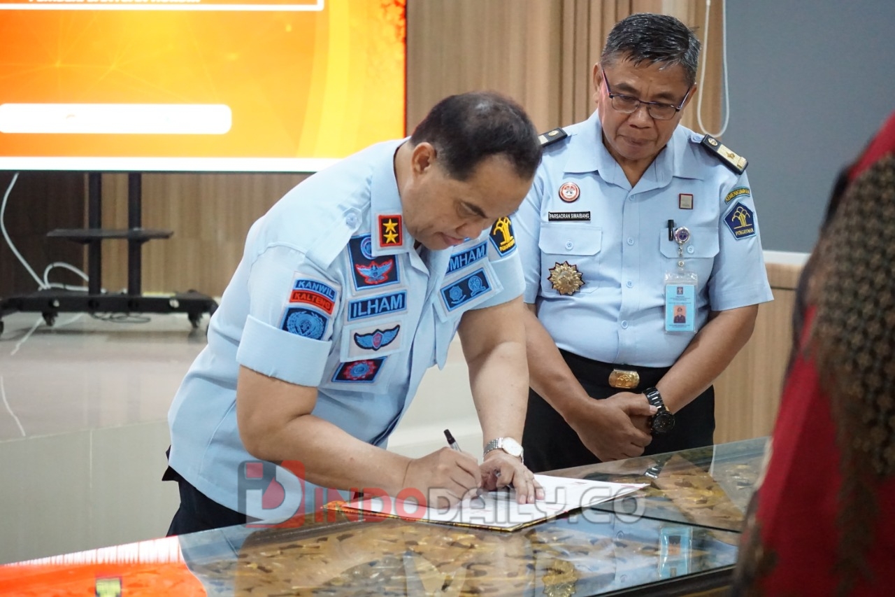 Penandatanganan Kontrak Pelaksanaan Pemberian Bantuan Hukum antara Kanwil Kemenkumham Sumsel dengan 13 Organisasi Bantuan Hukum
