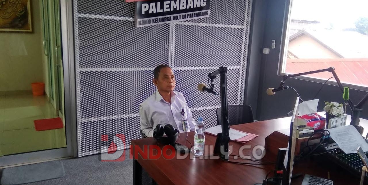 Kabidkum Polda Sumsel Kombes Pol Jansen Sitohang.SIK MH diwakili Kompol Beni SH MH sebagai narasumber Talkshow di radio Lanugraha FM Palembang Selasa (17/1/2023)